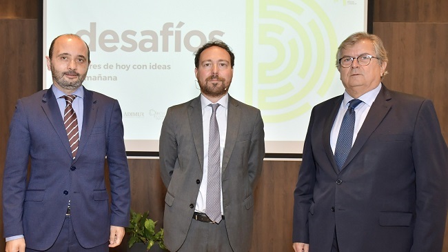 El director del INFO, Joaqu&iacute;n G&oacute;mez, junto al decano del Colegio de Economistas, Ram&oacute;n Madrid, y el investigador principal del Real Instituto Elcano, Federico Steinberg
