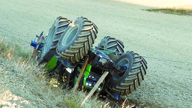 Imagen de archivo de un tractor volcado