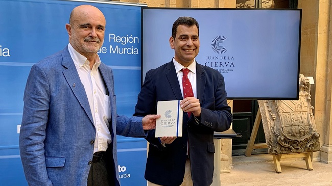 El consejero D&iacute;ez de Revenga y el nieto del inventor del autogiro, Fernando de la Cierva, tras la presentaci&oacute;n de la identidad corporativa del Aeropuerto Internacional de la Regi&oacute;n de Murcia-Juan de la Cierva