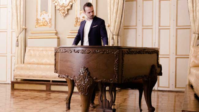 Jos&eacute; Blaya ante el piano del Sal&oacute;n de Baile del Casino de Murcia