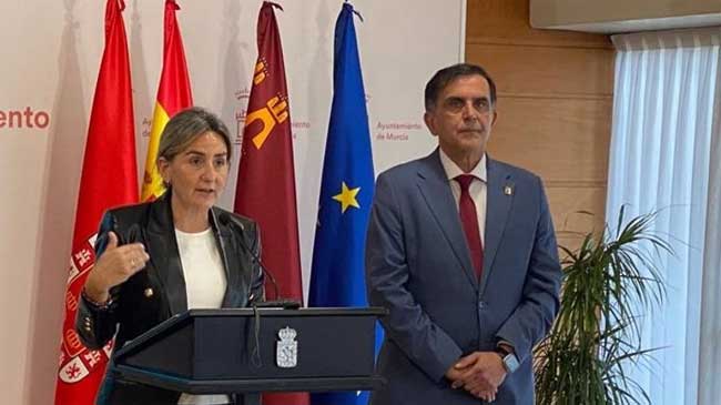 Milagros Tol&oacute;n, junto al alcalde de Murcia, Jos&eacute; Antonio Serrano, el pasado 4 de mayo en Murcia