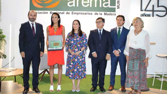 Joaqu&iacute;n G&oacute;mez, director del Info, y Valle Migu&eacute;lez, consejera, junto a representantes de Arema