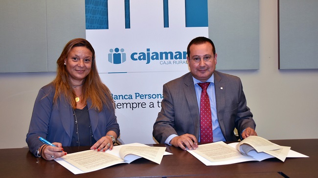 La directora de Zona de la Direcci&oacute;n Territorial Centro de Cajamar, Mar&iacute;a Luisa Salido, y&nbsp;el presidente de Grupo Fissa, Pedro Reguero