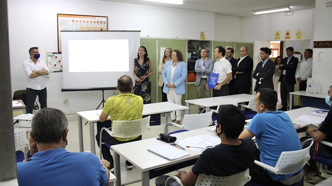 La consejera de Empresa, Empleo, Universidades y Portavoc&iacute;a, Valle Migu&eacute;lez,  ha visitado junto con la presidenta  de la Autoridad Portuaria, Yolanda Mu&ntilde;oz, uno de los cursos organizados por el SEF