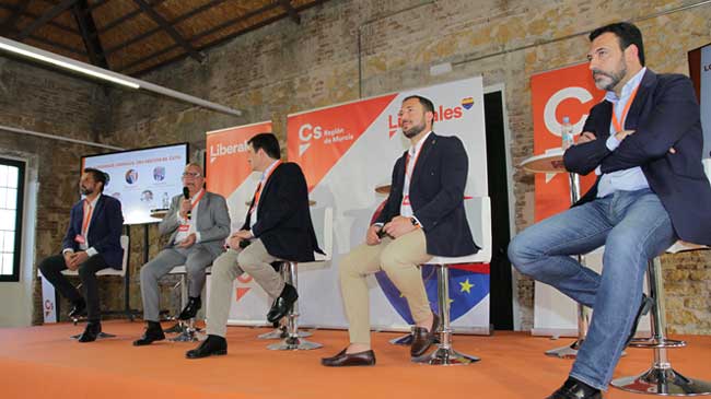 Alcaldes y concejales de Ciudadanos durante la convenci&oacute;n auton&oacute;mica de la formaci&oacute;n