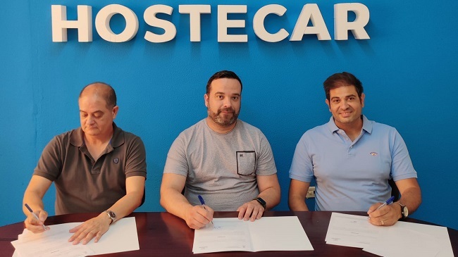 El presidente de Hostecar, Juan José López, y los representantes de la AVPMC, Juan Manuel Bautista y Cristóbal Bautista El presidente de Hostecar, Juan José López, y los representantes de la AVPMC, Juan Manuel Bautista y Cristóbal Bautista
