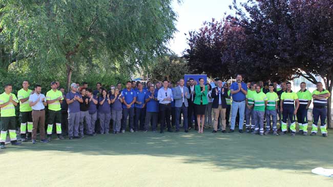 Foto de familia de los equipos de limpieza de Archena, con la alcaldesa, Patricia Fern&aacute;ndez