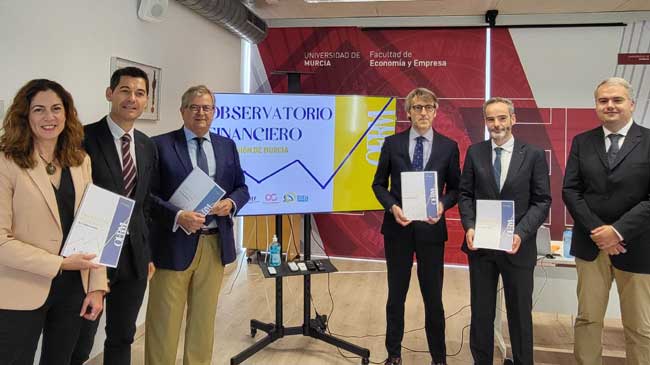 Los autores, durante la presentaci&oacute;n del informe