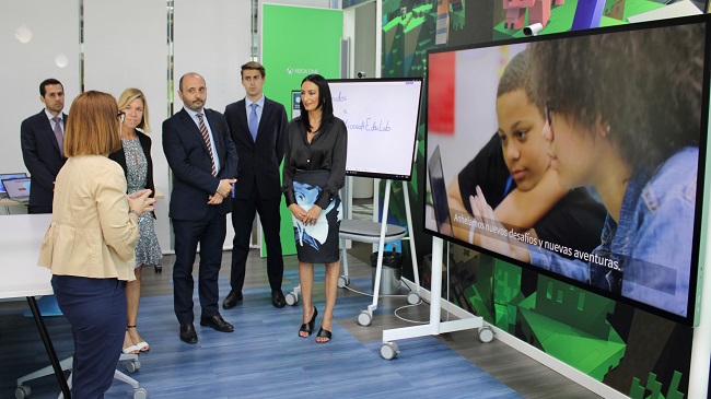 La consejera de Empresa, Valle Migu&eacute;lez, ha visitado junto con el director del INFO, Joaqu&iacute;n G&oacute;mez, la sede de Microsoft en Madrid