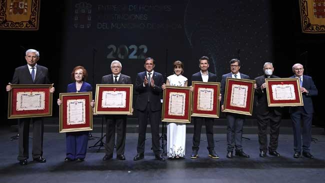 Foto de familia de los premiados