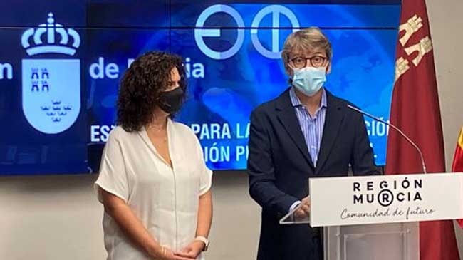 La directora general de Funci&oacute;n P&uacute;blica, Carmen Mar&iacute;a Zamora, y el consejero de Econom&iacute;a, Luis Alberto Mar&iacute;n