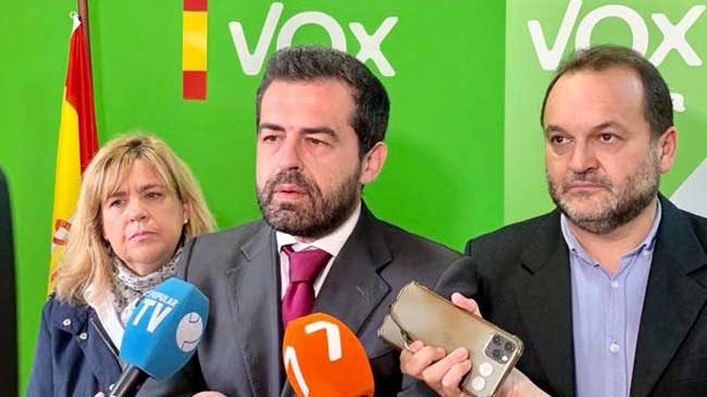 Mart&iacute;nez Alp&aacute;&ntilde;ez, en el centro, junto a dos concejales de Vox