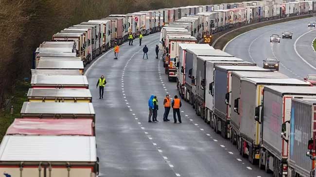 Cola kilom&eacute;trica de camiones en Dover para cruzar el Canal de La Mancha