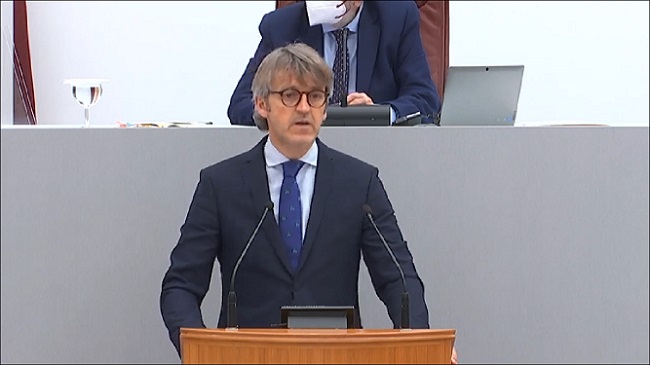 El consejero Luis Alberto Mar&iacute;n defendiendo el decreto en el Pleno de la Asamblea Regional