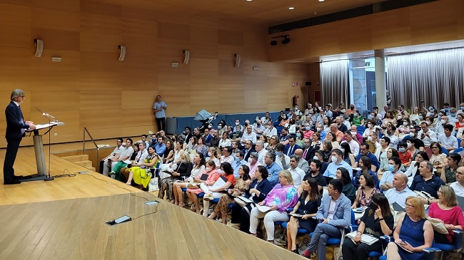 El consejero de Economía, Luis Alberto Marín, se dirige a los nuevos funcionarios y sus familias en el acto de toma de posesión celebrado este miércoles El consejero de Economía, Luis Alberto Marín, se dirige a los nuevos funcionarios y sus familias en el acto de toma de posesión celebrado este miércoles