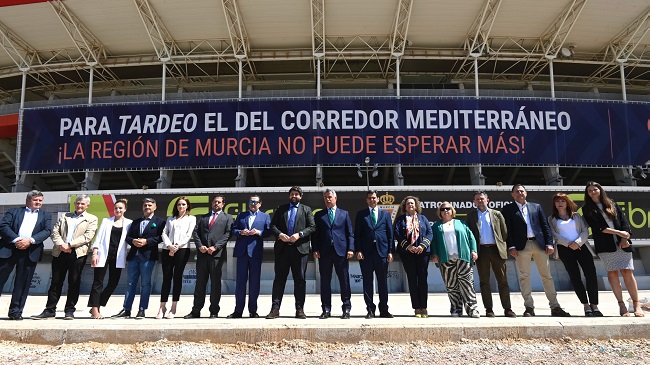 Acción de reivindicación del Corredor Mediterráneo impulsada hoy en Murcia por la Plataforma #QuieroCorredor en el estadio Enrique Roca de Murcia Acción de reivindicación del Corredor Mediterráneo impulsada hoy en Murcia por la Plataforma #QuieroCorredor en el estadio Enrique Roca de Murcia