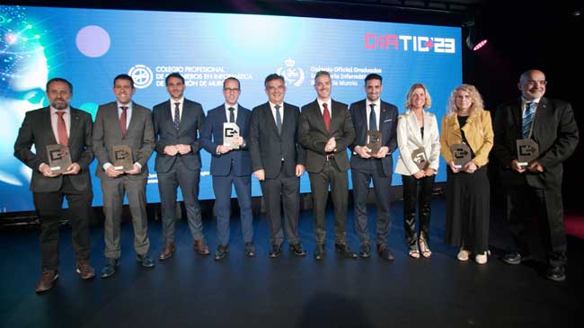 Foto de familia de los premiados