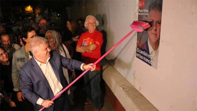 Pepe V&eacute;lez en la tradicional pegada de carteles