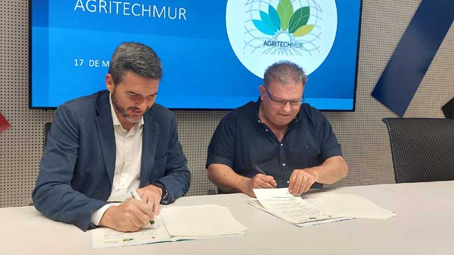 El consejero Luengo firma el convenio entre el Imida y la asociaci&oacute;n AgritechMur
