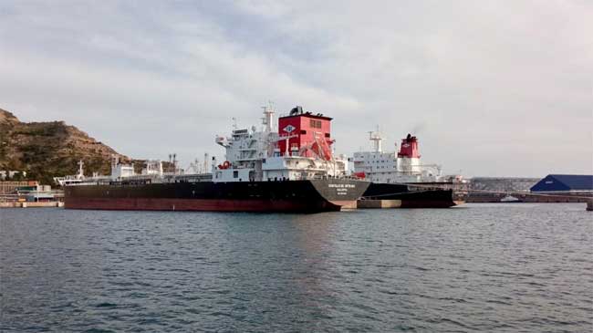 Dos petroleros descargando en Escombreras