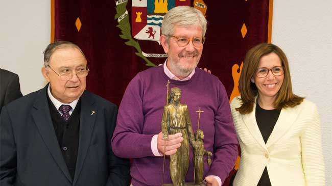 Domingo Bastida, en el centro, tras recibir en 2018 el nombramiento de Procesionista del A&ntilde;o
