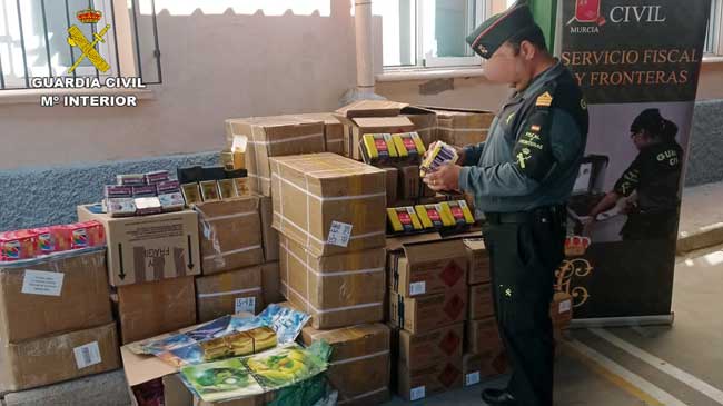 Parte del material incautado por la Guardia Civil