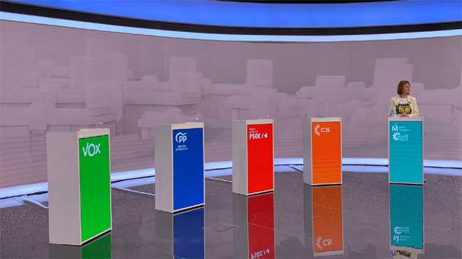 Mar&iacute;a Mar&iacute;n, sola, a la derecha, tras negarse a ceder su atril a la candidata de Equo - M&aacute;s Regi&oacute;n