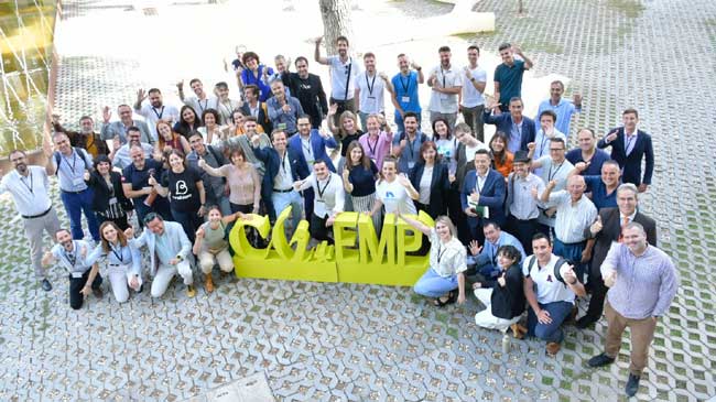 Foto de familia de agoalimentarias y empresas emergentes participantes
