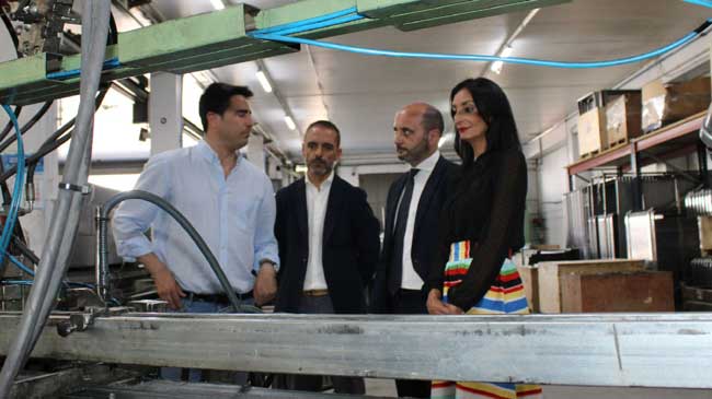 La consejera de Empresa, Valle Migu&eacute;lez, y el director del Info, Joaqu&iacute;n G&oacute;mez