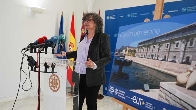 La rectora de la UPCT, Beatriz Miguel, durante la presentaci&oacute;n de los cursos de verano