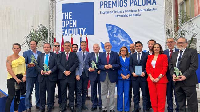 Foto de familia de los premiados
