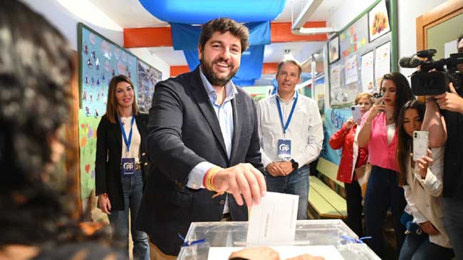 L&oacute;pez Miras, votando esta ma&ntilde;ana