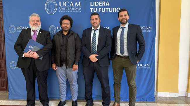 Osama Mohamed (AGES) y Jos&eacute; Luis Mendoza Garc&iacute;a (UCAM), en el centro de la imagen, se reunieron en el Campus de Los Jer&oacute;nimos