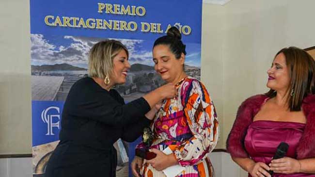 La alcaldesa Noelia Arroyo coloca la insignia a Mar&iacute;a G&oacute;mez