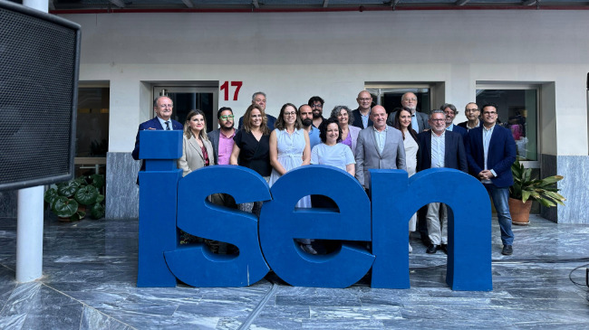 Autoridades y empresarios durante el evento