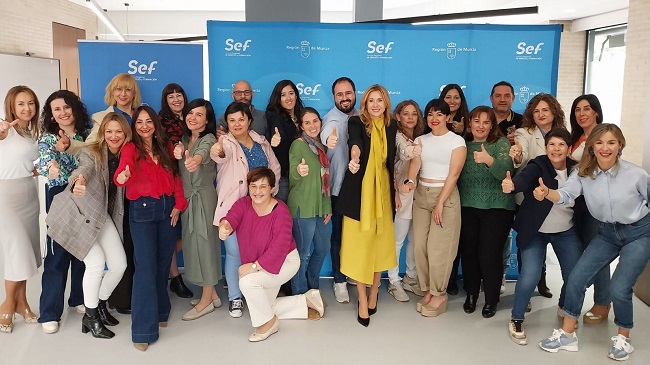 La directora general del SEF, Marisa L&oacute;pez, junto al equipo de t&eacute;cnicos de &lsquo;Activo Empresa&rsquo;