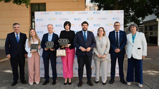 L&oacute;pez Miras, junto al consejero responsable de Universidades, Juan Mar&iacute;a V&aacute;zquez; los galardonados y la rectora Beatriz Miguel