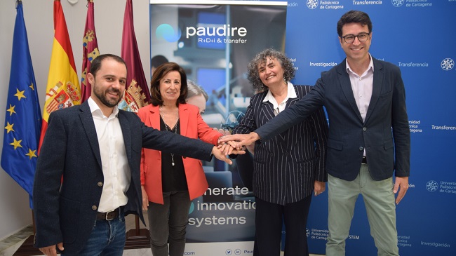 La rectora Beatriz Miguel junto a los socios consultores Pedro Miguel Mart&iacute;nez y &Aacute;lvaro Romero