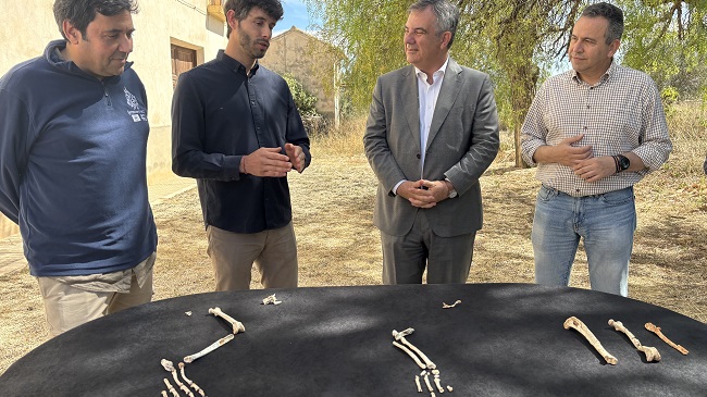 Juan María Vázquez,observa algunos de los restos hallados en el yacimiento de Quibas Juan María Vázquez,observa algunos de los restos hallados en el yacimiento de Quibas