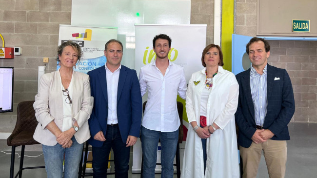 Carlos Ruis&aacute;nchez, Scouter & Dealflow manager en Wayra, junto con represantes del Ceeic y el Instituto de Fomento