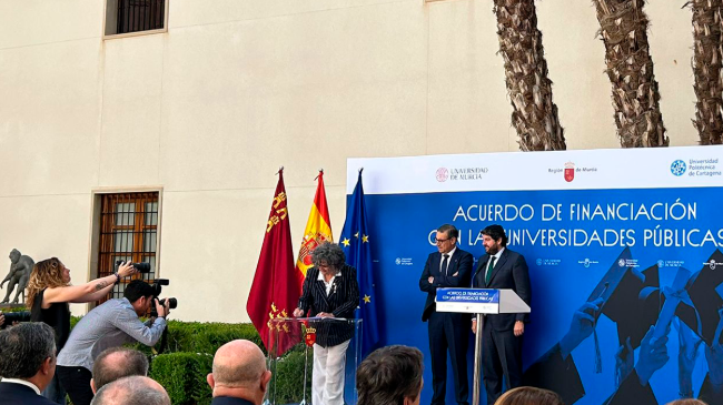 Los rectores Beatriz Miguel y José Luján, junto con el presidente de la CARM, Fernando López Miras, en la firma del acuerdo Los rectores Beatriz Miguel y José Luján, junto con el presidente de la CARM, Fernando López Miras, en la firma del acuerdo