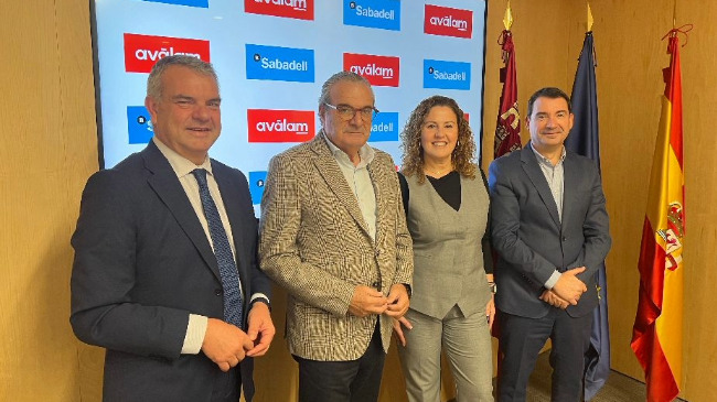 Fernando Canós, Luis Martínez de Salas, Gloria Abellán y Luis Alonso, tras la firma del acuerdo
