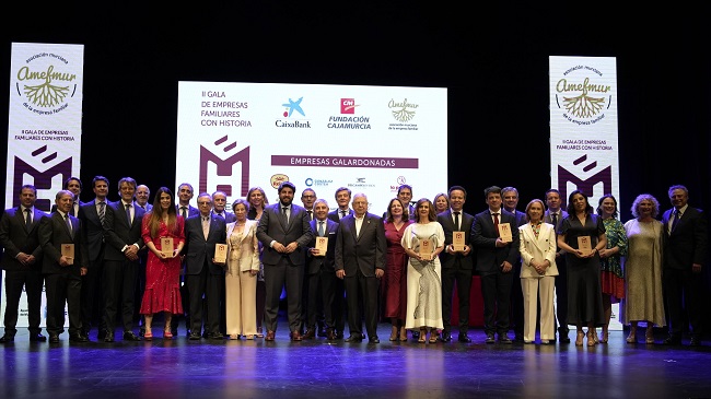Foto de familia de los premiados por Amefmur