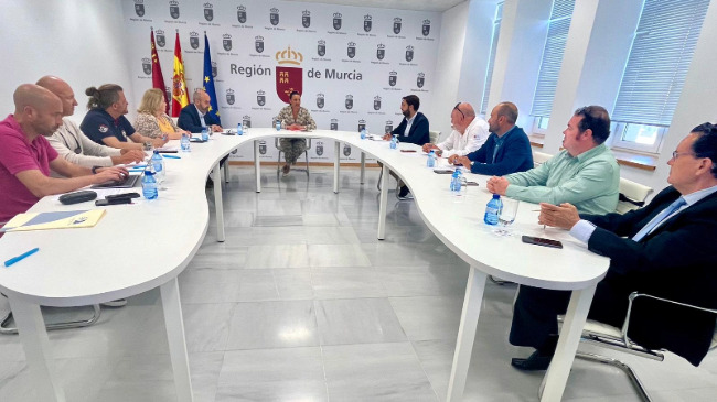 La consejera de Turismo, Carmen Conesa, y el director del ITREM, Juan Francisco Mart&iacute;nez,&nbsp;con representantes de EmTur