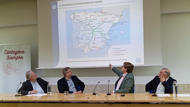 Expertos ferroviarios durante la jornada de Cartagena Siempre en la UNED Expertos ferroviarios durante la jornada de Cartagena Siempre en la UNED