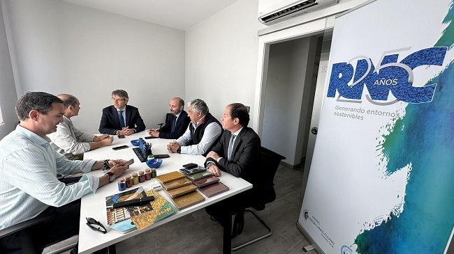 El consejero de Empresa, Luis Alberto Marín, con los responsables de RNC El consejero de Empresa, Luis Alberto Marín, con los responsables de RNC