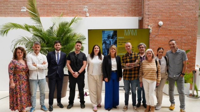 La alcaldesa de Cartagena, Noelia Arroyo, y el equipo directivo de la Concejal&iacute;a de Cultura ,con los empleados del Nuevo Teatro Circo
