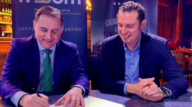 Jos&eacute; Hern&aacute;ndez, presidente de FRECOM, y Jos&eacute; Ram&oacute;n Gonz&aacute;lez, director-gerente de ODISEO, en la firma del acuerdo