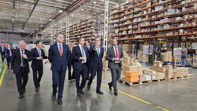 El presidente de Hefame, Enrique Ayuso, junto al alcalde de Murcia, Jos&eacute; Ballesta, en la visita a las instalaciones