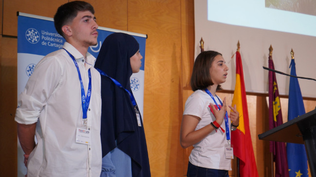 Imagen de alumnos exponiendo sus proyectos en el congreso SIMIP de 2023